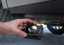 強力磁石で機材車に装着